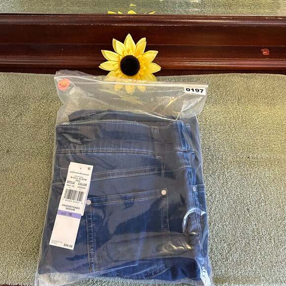 Alfred Dunner women’s jeans allure pull on size 18 / XL stretch blue denim $59 - Picture 16 of 16